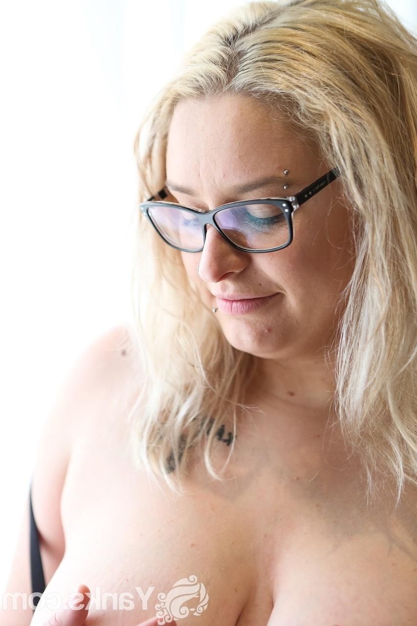 17P A loira nerd Chloe Minx tira o vestido preto para expor seios grandes e buceta