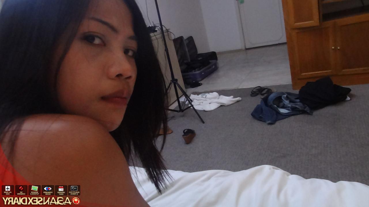 15P Die philippinischen Mädchen Angela und Arlene haben Sex auf einem Bett mit einem Ausländer