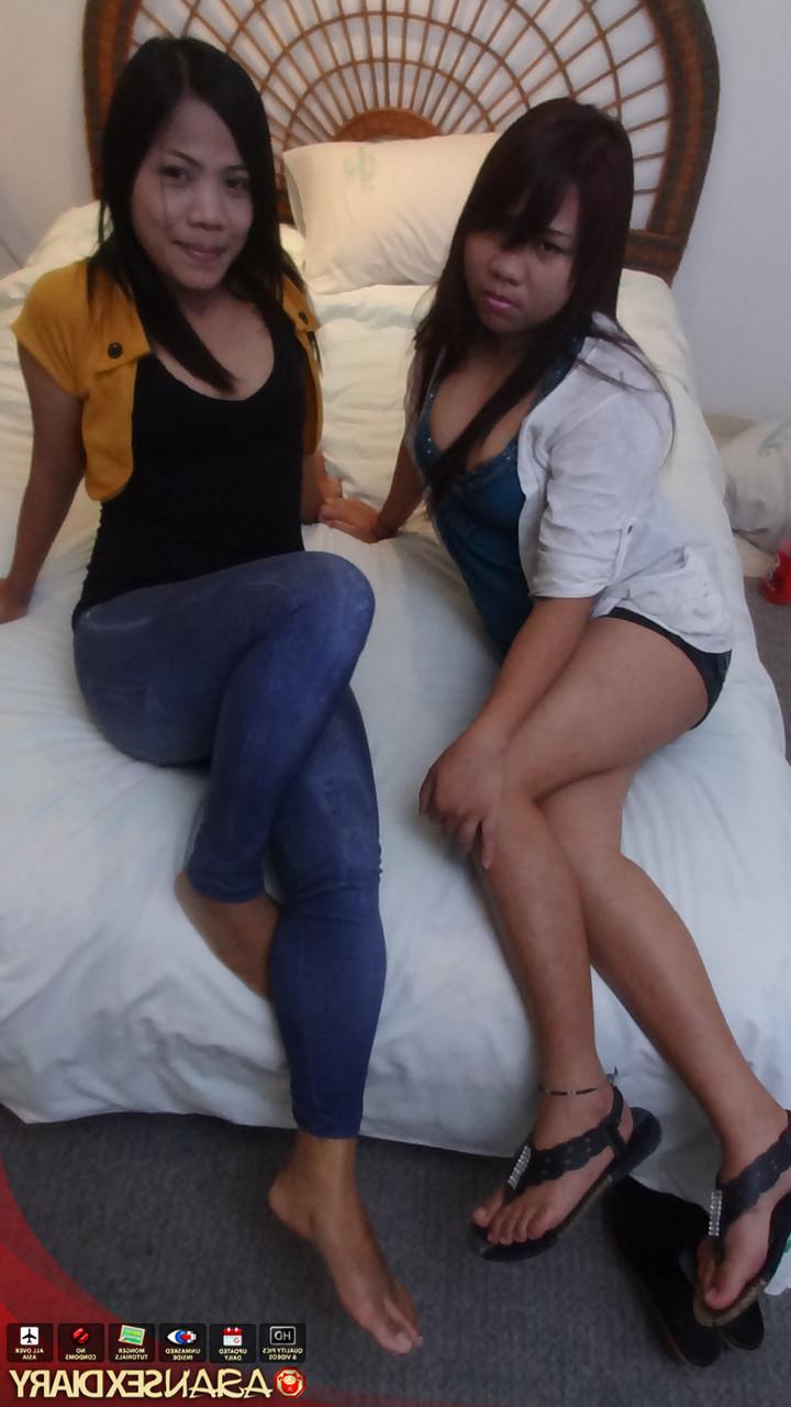 15P Die philippinischen Mädchen Angela und Arlene haben Sex auf einem Bett mit einem Ausländer