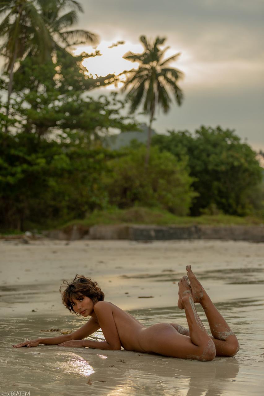 20P A glamorosa gata tailandesa Rosah tira o maiô e posa nua na praia