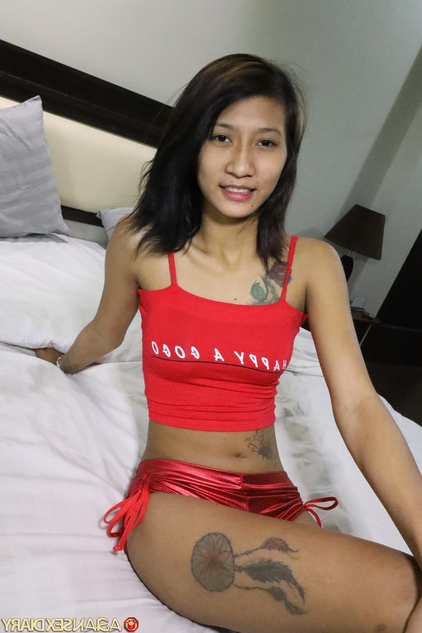 20P La beauté thaïlandaise Sit pose, se déshabille et se fait baiser et crémer sa douce chatte