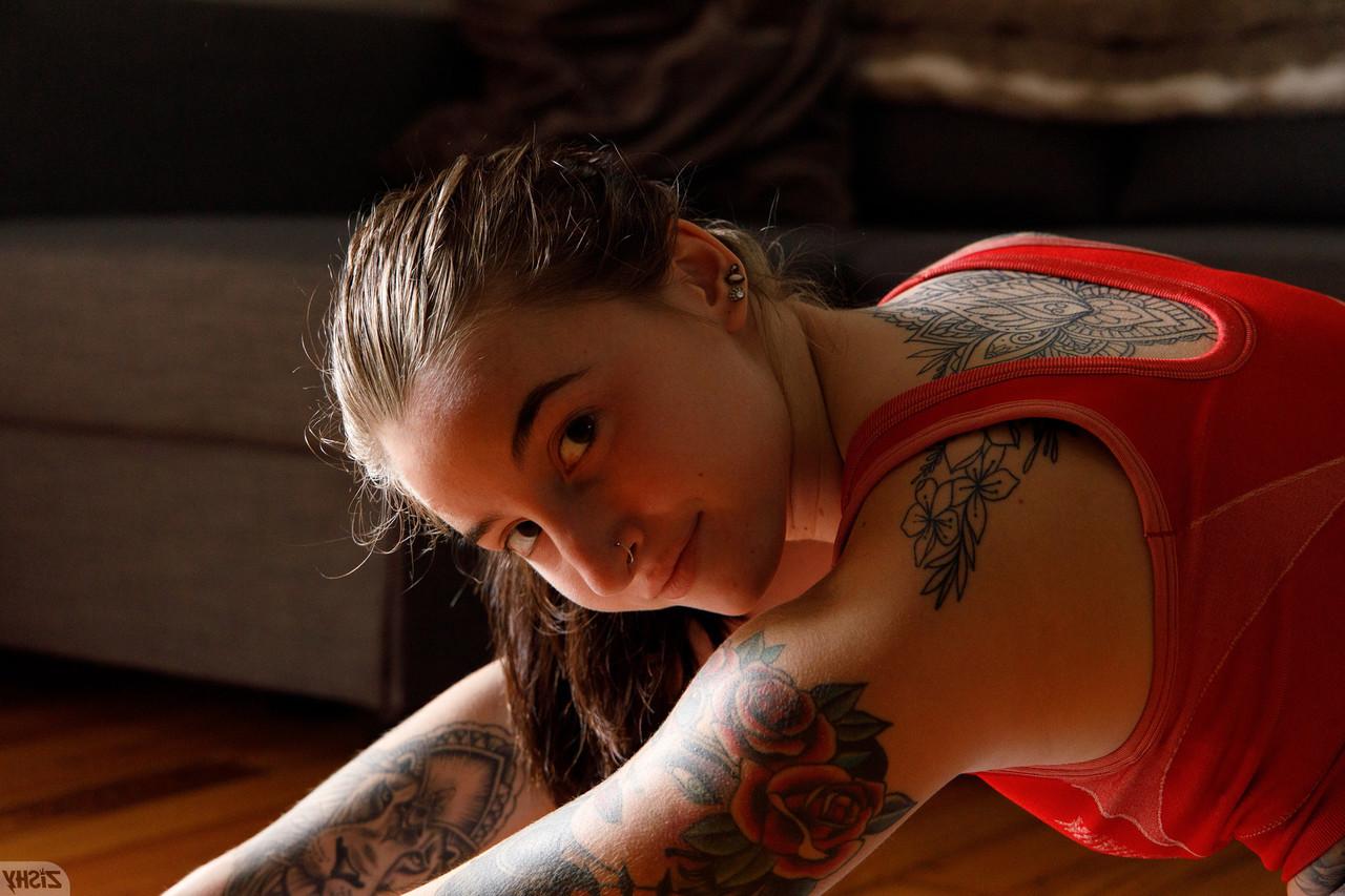 12P A linda gata amadora Sasha Apex perde sua roupa esportiva e mostra seu corpo tatuado