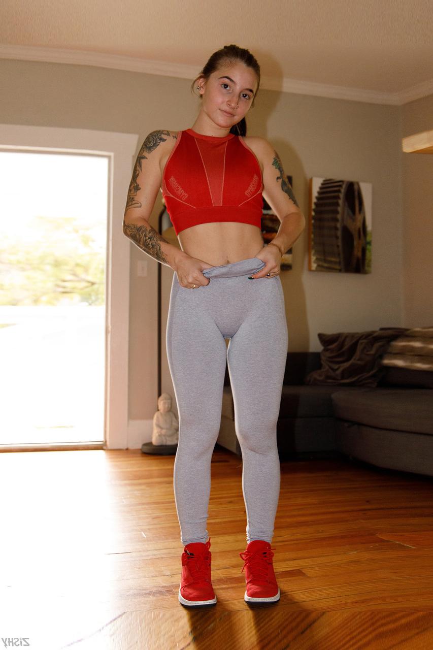 12P A linda gata amadora Sasha Apex perde sua roupa esportiva e mostra seu corpo tatuado