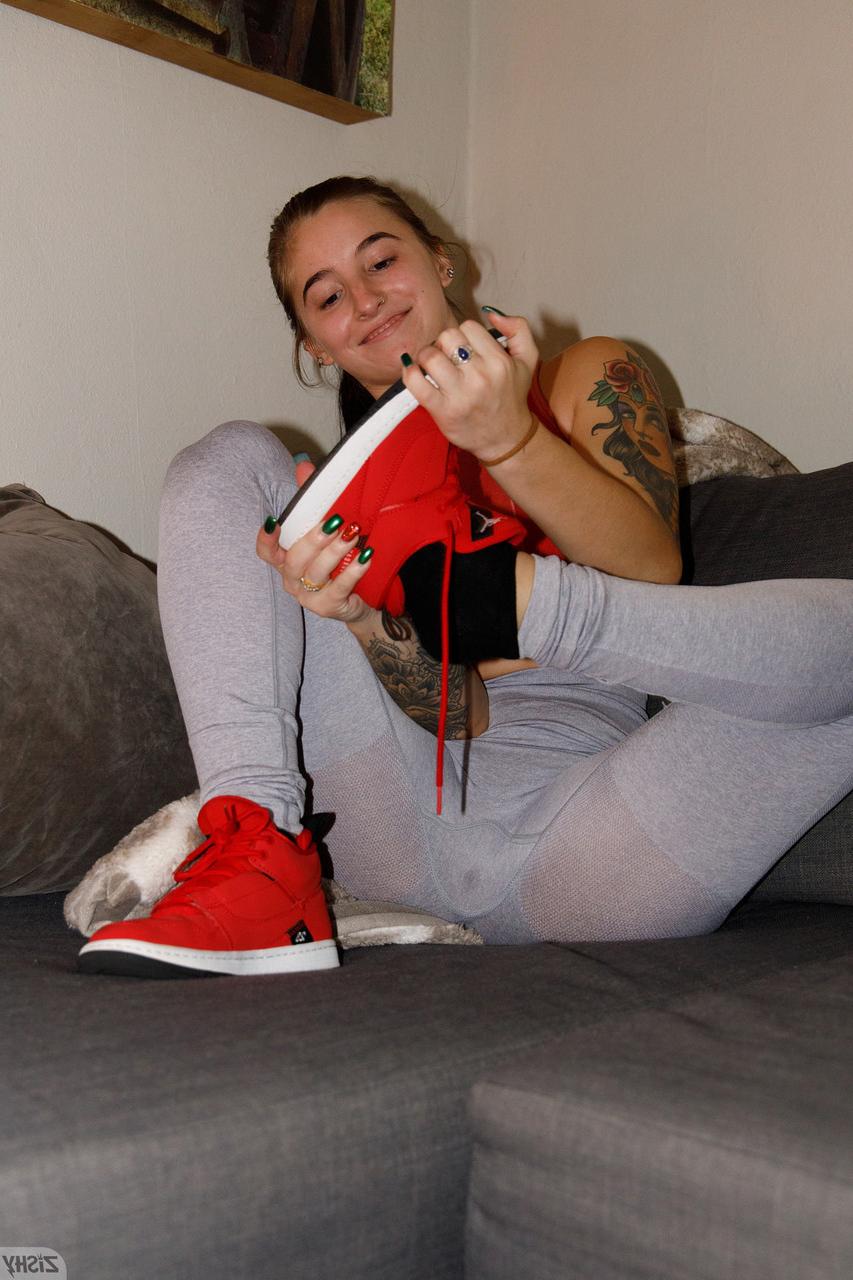 12P A linda gata amadora Sasha Apex perde sua roupa esportiva e mostra seu corpo tatuado