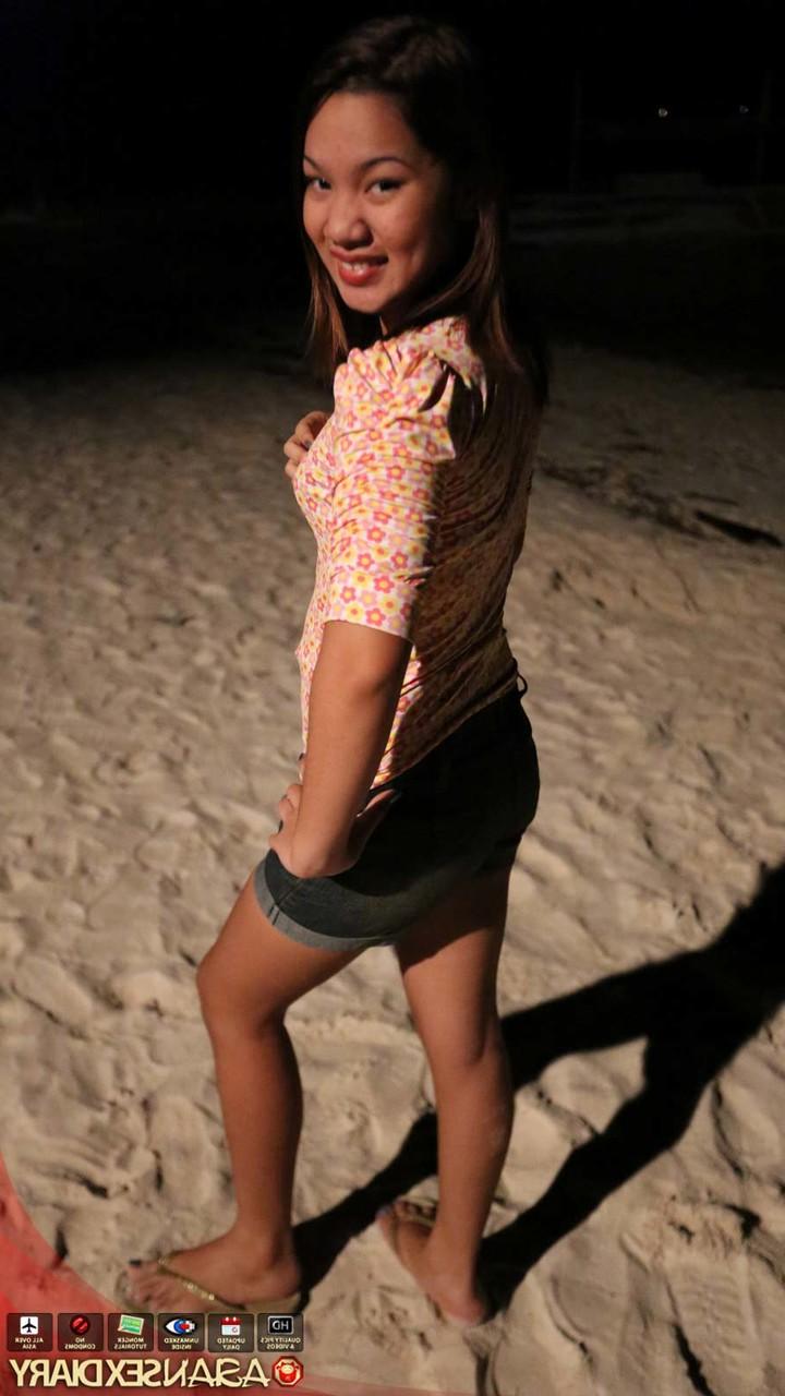 15P A adolescente asiática Raine fica totalmente nua antes do sexo POV com um galo branco