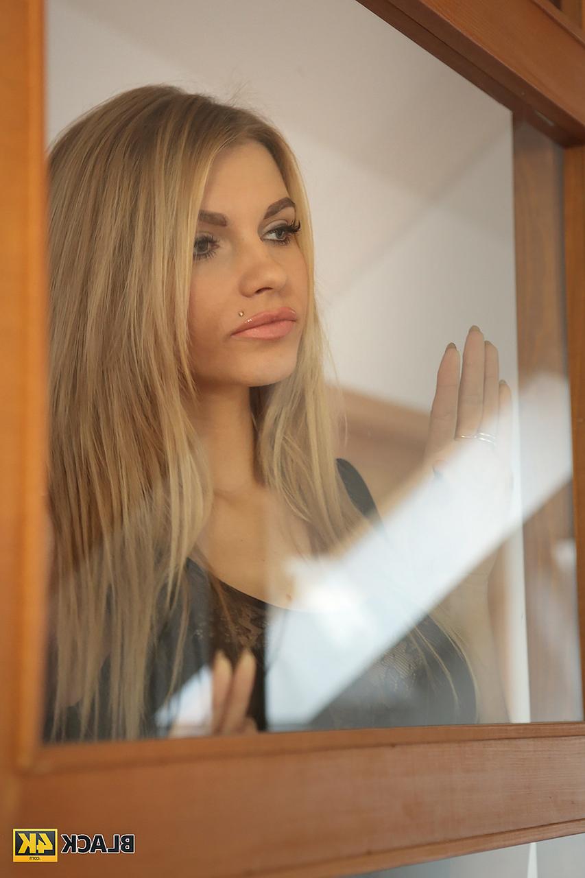 16P A linda loira Karina Grand seduz seu amante negro em lingerie preta