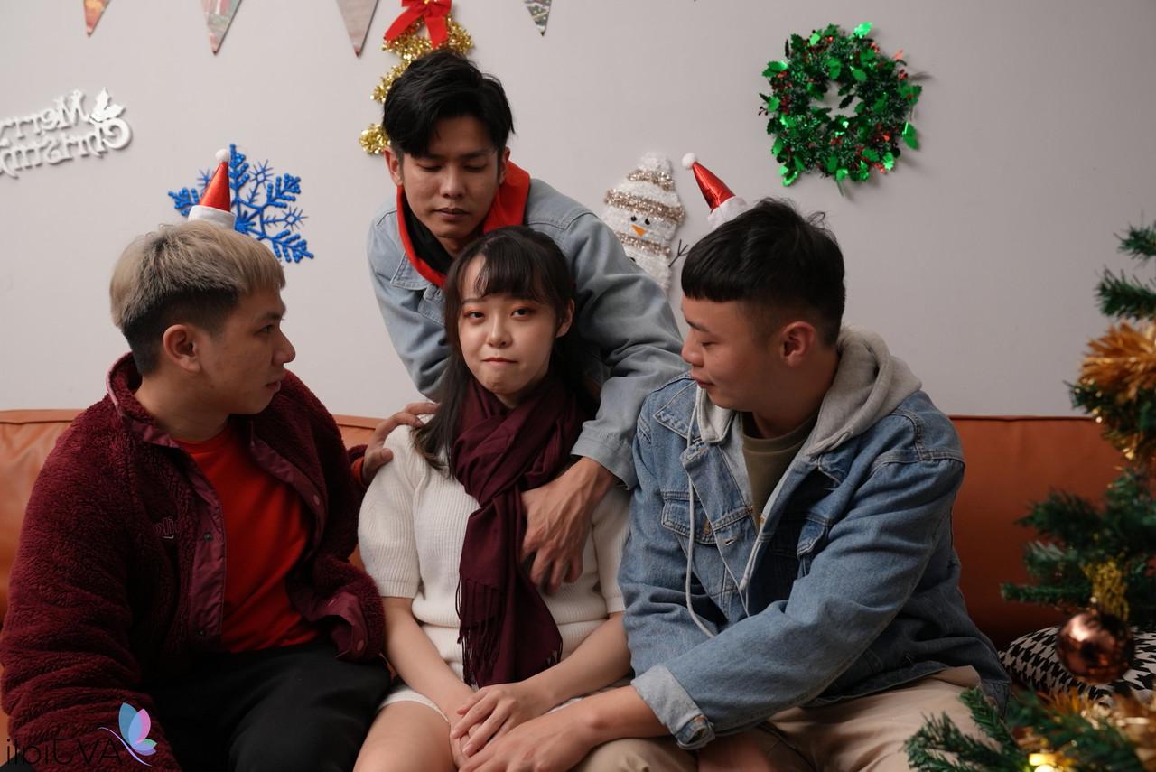 15P Chinese girl Yuli selects one of her suitors for sex at Christmas