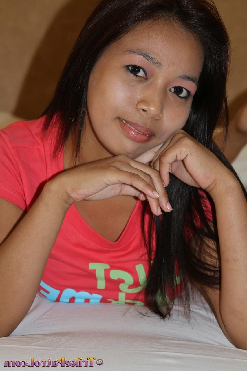 20P Das asiatische Amateur-Babe Katrina Quisumbing entblößt ihre natürlichen Titten und ihre rasierte Möse