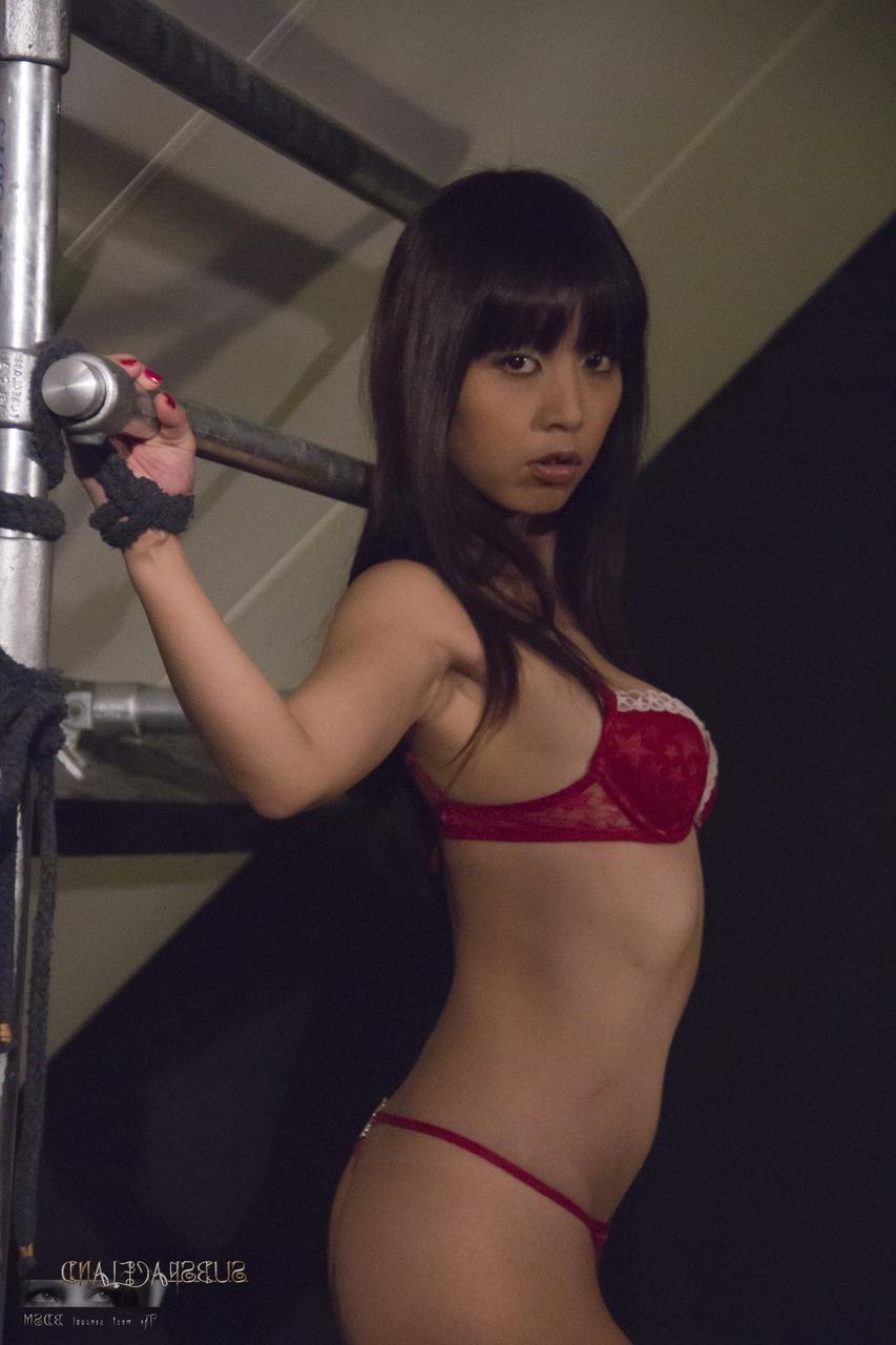 17P La japonaise Marika Haze dominée par son maître avec de la cire et du bondage