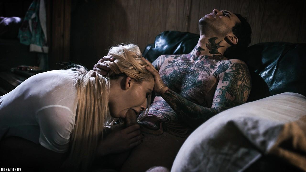 15P Morena tatuada faz sexo com seu namorado depois que ele termina de foder uma loira