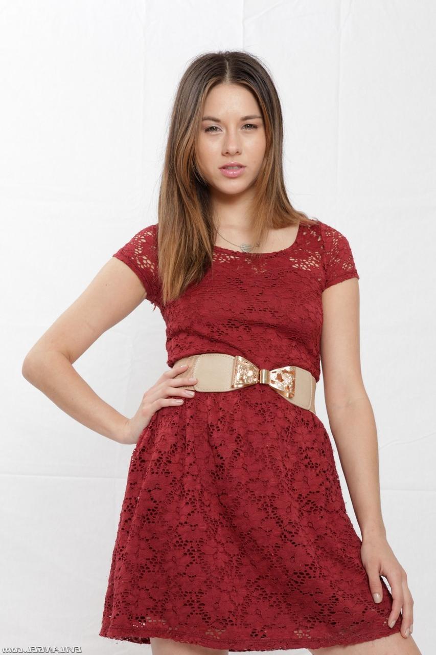 17P Doce adolescente com seios pequenos Shyla Jennings levanta seu vestido vermelho e tira