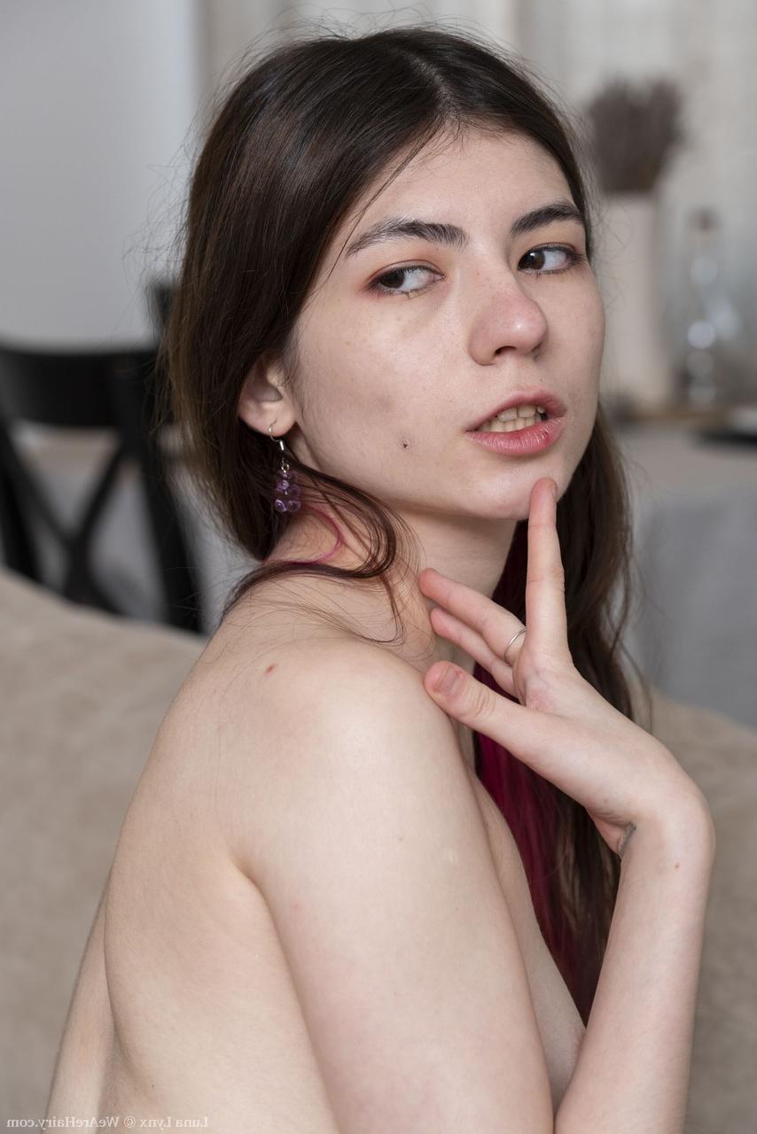 20P Die zierliche brünette Amateurin Luna Lynx stellt ihren tollen Arsch und ihren haarigen Biber zur Schau