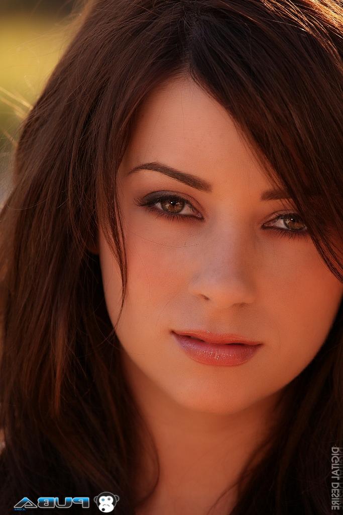 20P Gata excêntrica com peitos grandes Taylor Vixen se despe e se dedilha à beira da piscina