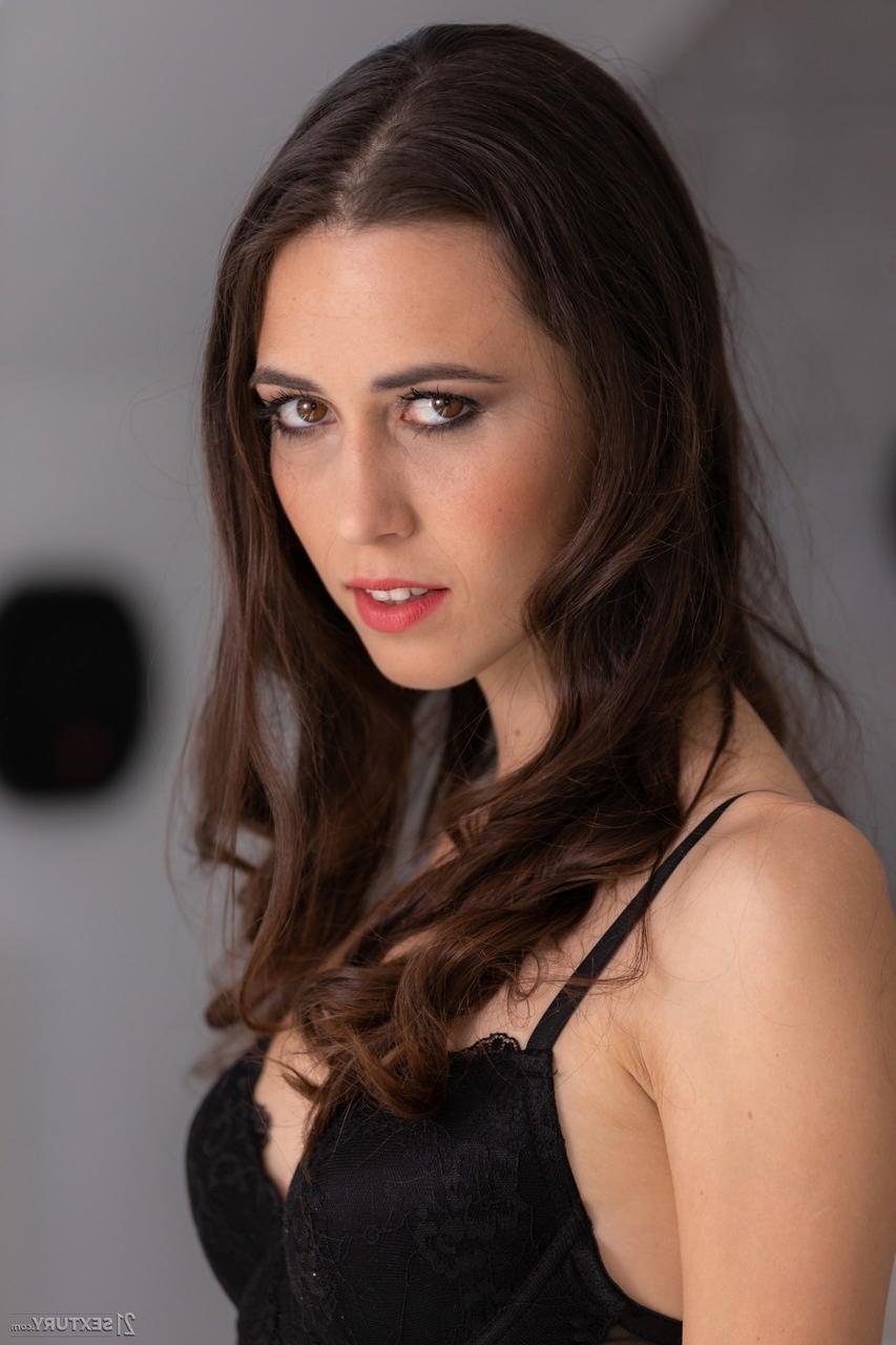 20P A morena perfeita Sandralyd tem os peitos chupados antes do sexo anal