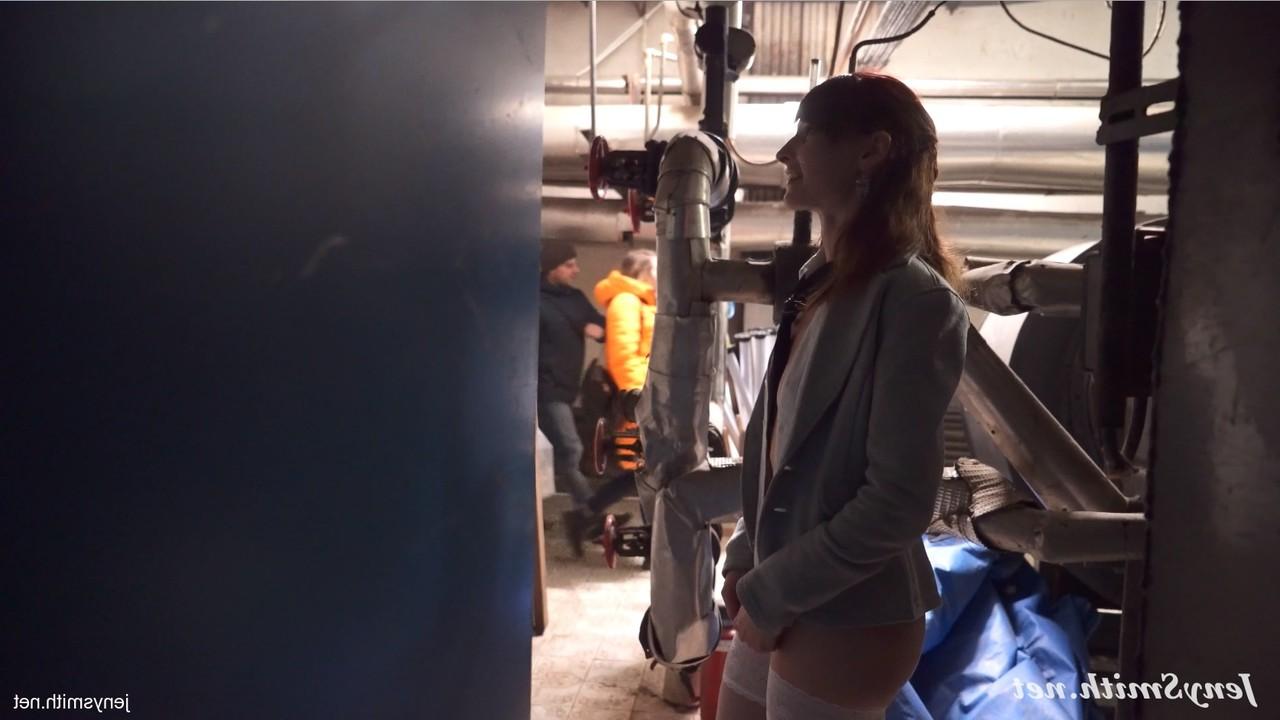 17P MILF sexy em meias Jeny Smith expondo sua buceta raspada e peitos pequenos