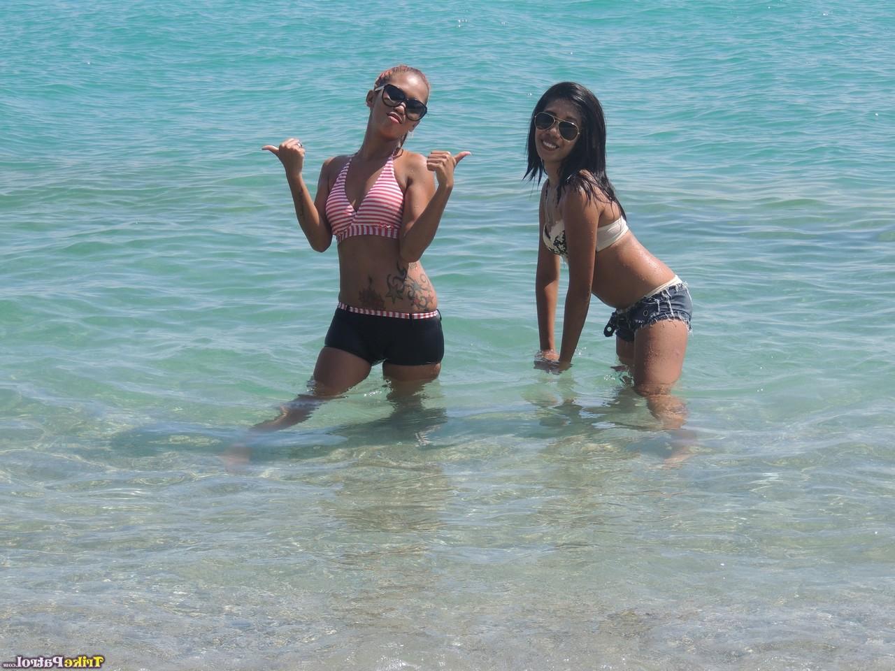 20P Adoráveis ​​amadores asiáticos Shanelle Velasco e Bubbles Lacsamana posam na praia