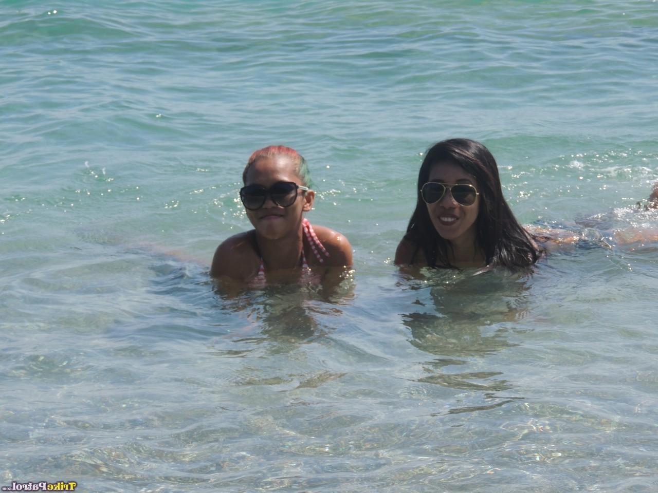 20P Adoráveis ​​amadores asiáticos Shanelle Velasco e Bubbles Lacsamana posam na praia