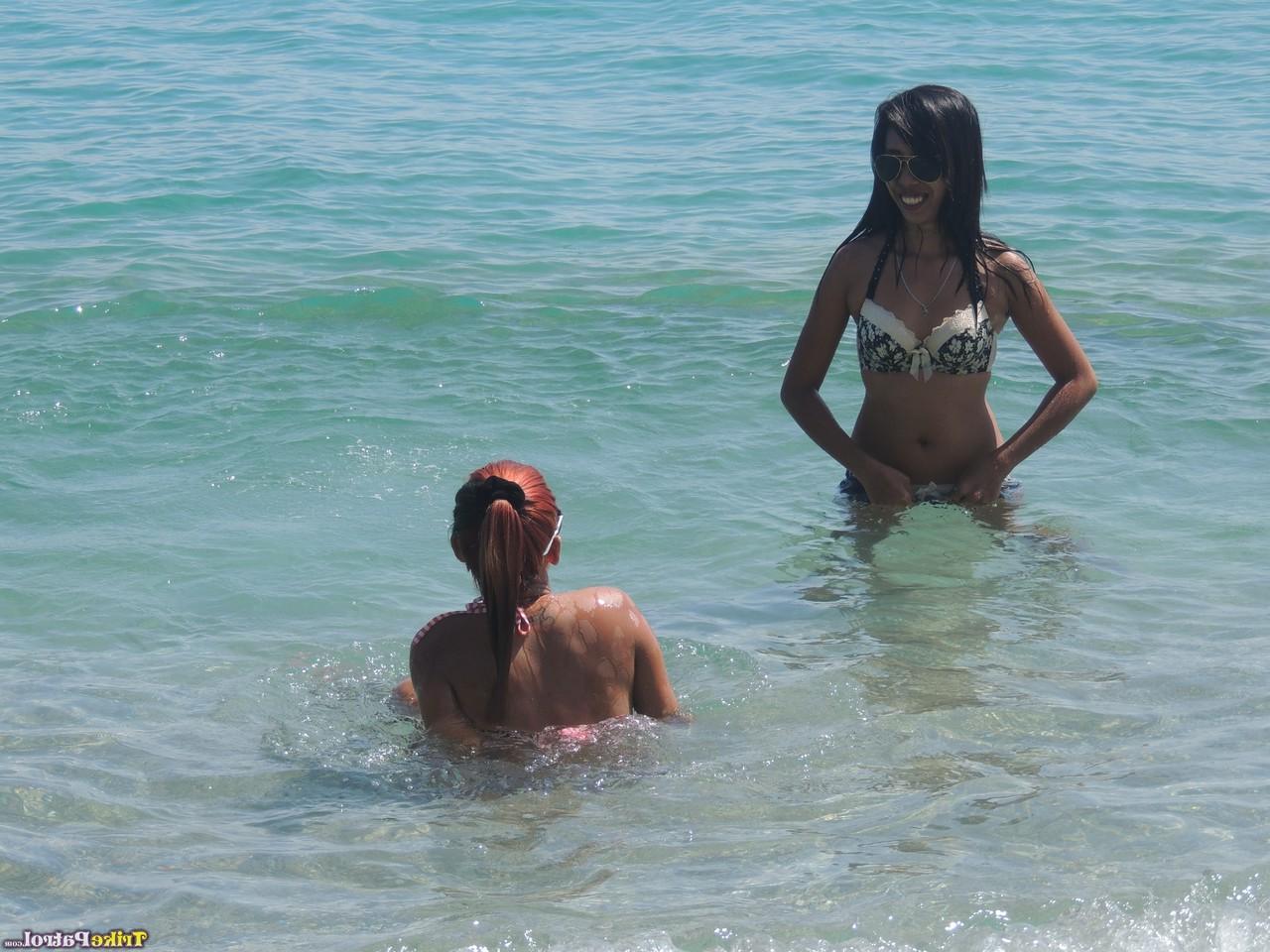 20P Adoráveis ​​amadores asiáticos Shanelle Velasco e Bubbles Lacsamana posam na praia