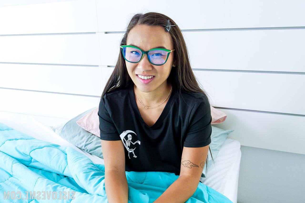 20P Die nerdige asiatische Teenagerin Kimmy Kim zeigt ihren knackigen Arsch und spreizt die Beine für einen POV-Fick