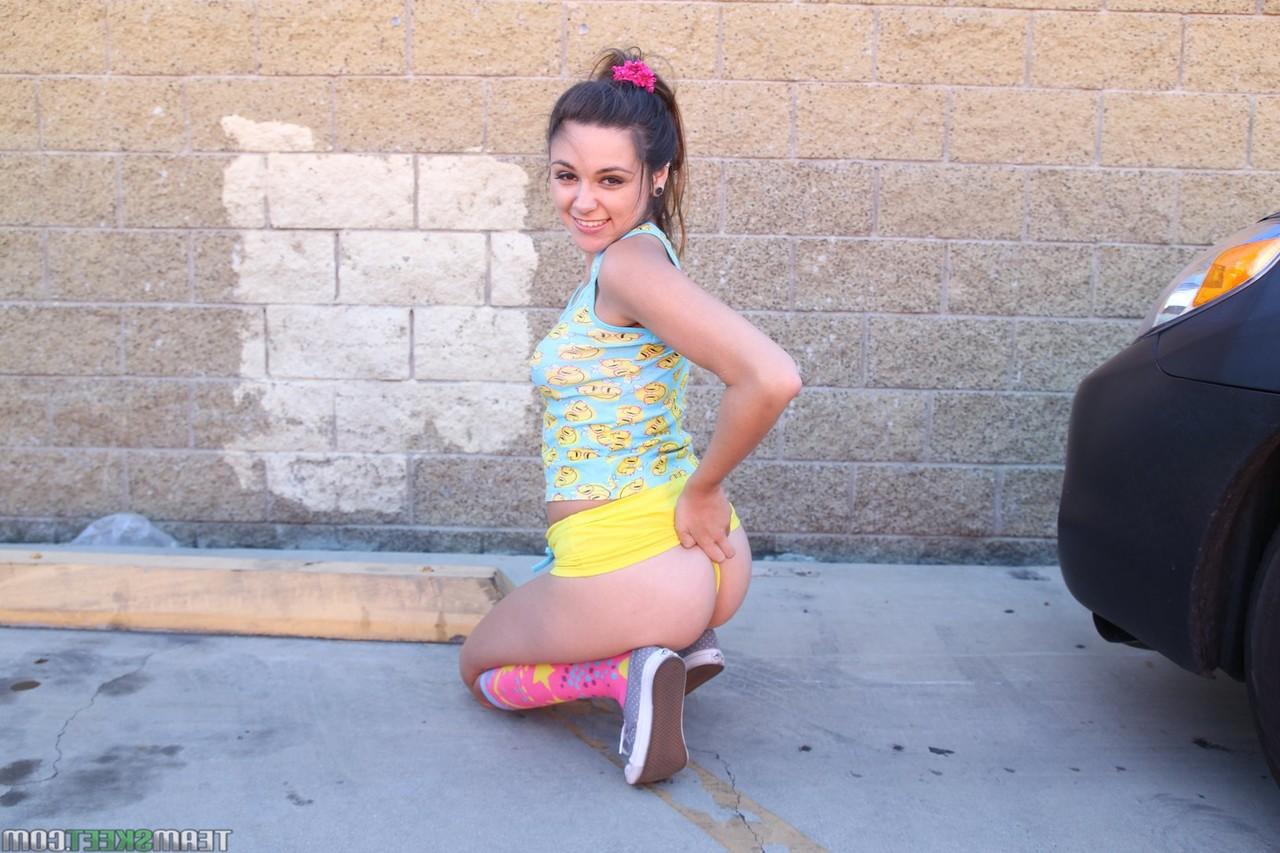 18P Adolescente fofa com meias até os joelhos Zoey Foxx espalha sua pequena bunda adolescente na cama