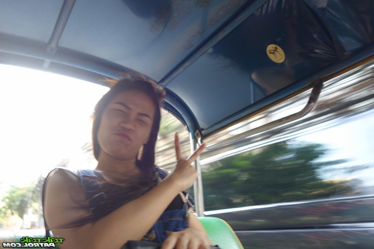 20P A gata asiática Bee D mostra sua buceta aparada e cremosa depois do sexo POV