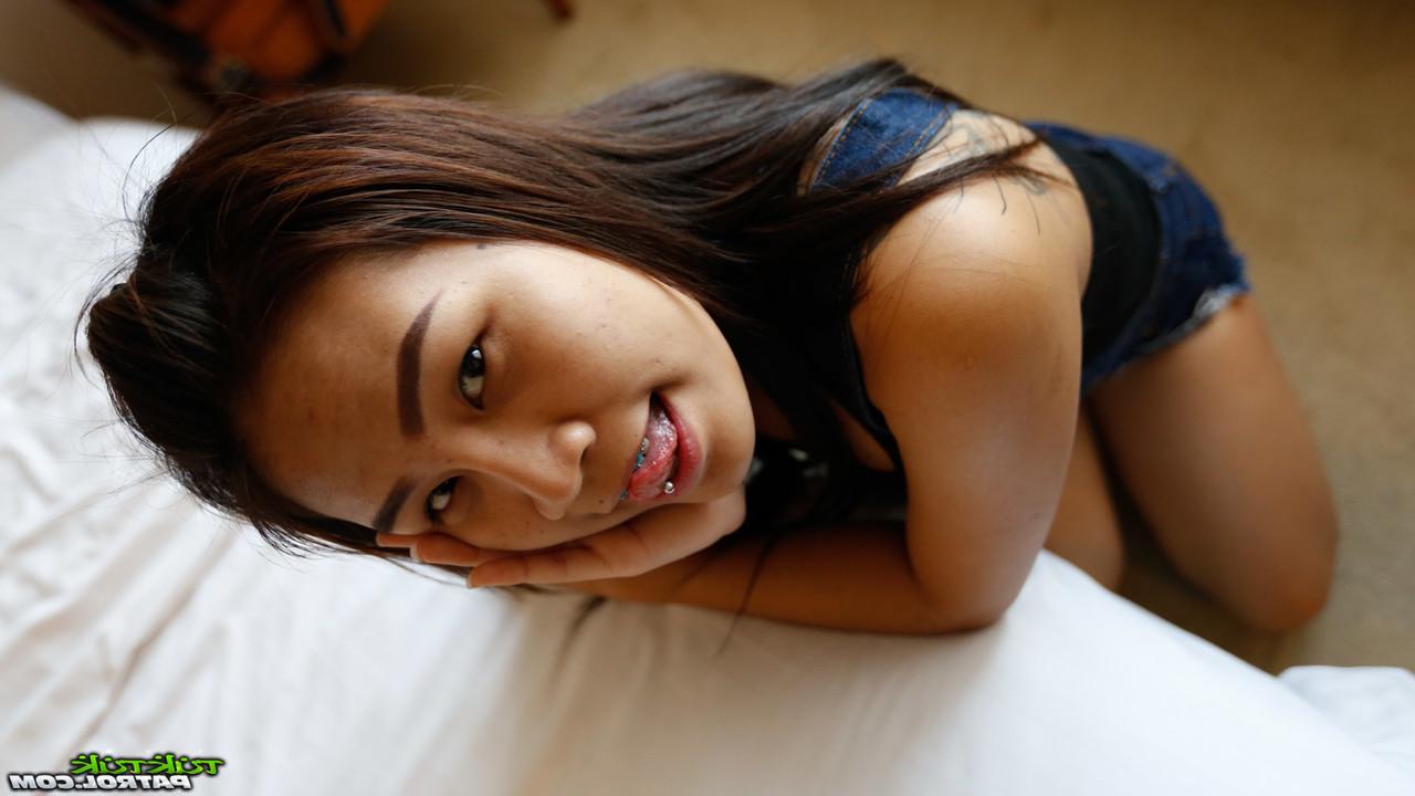 20P A gata asiática Bee D mostra sua buceta aparada e cremosa depois do sexo POV
