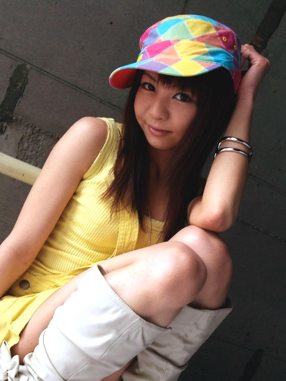 9P Der dünne asiatische Teenager Hikaru Aoyama posiert, bevor er bespielt und gefickt wird