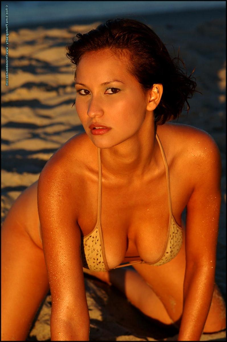 15P Das asiatische Fitness-Model Angela Blair posiert im Bikini am Strand