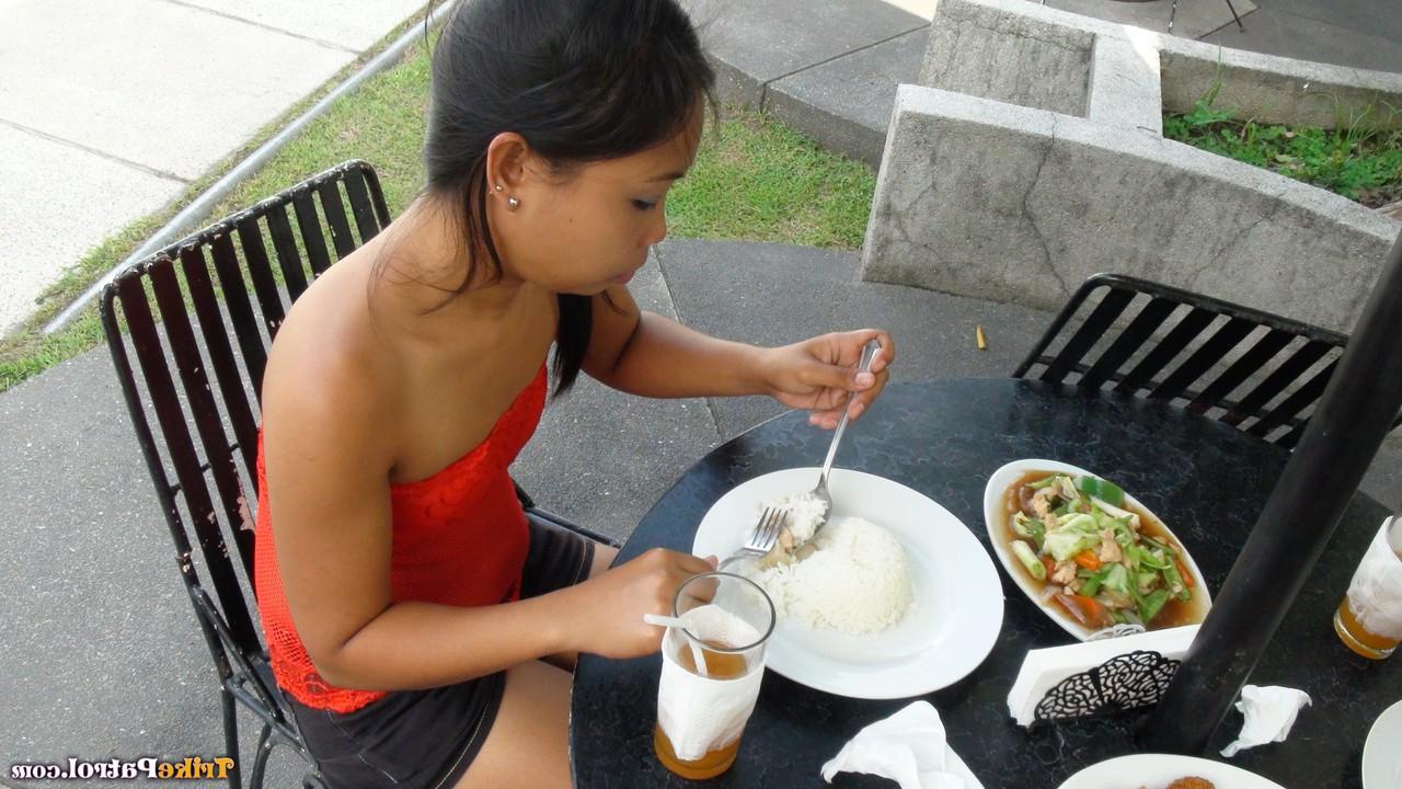 20P A linda filipina Lyn Latonio revela seus peitos, bunda e buceta peluda antes de foder