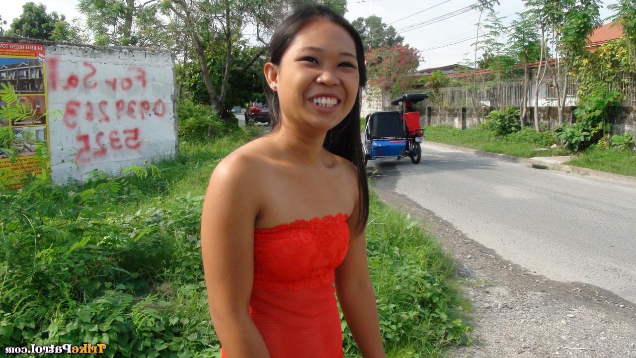 20P A linda filipina Lyn Latonio revela seus peitos, bunda e buceta peluda antes de foder