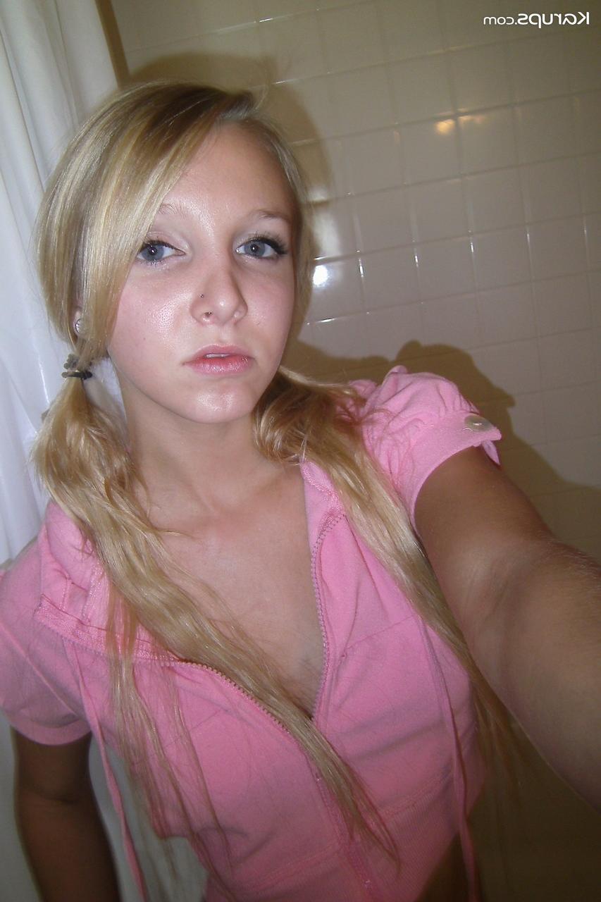 20P La jeune blonde Elle 3 montre sa petite chatte rasée et ses incroyables gros seins.
