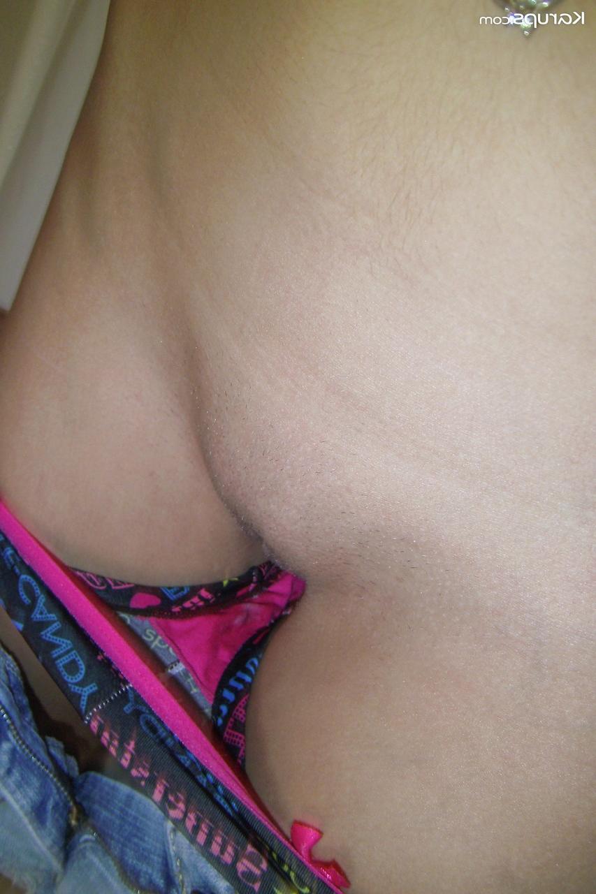 20P La jeune blonde Elle 3 montre sa petite chatte rasée et ses incroyables gros seins.