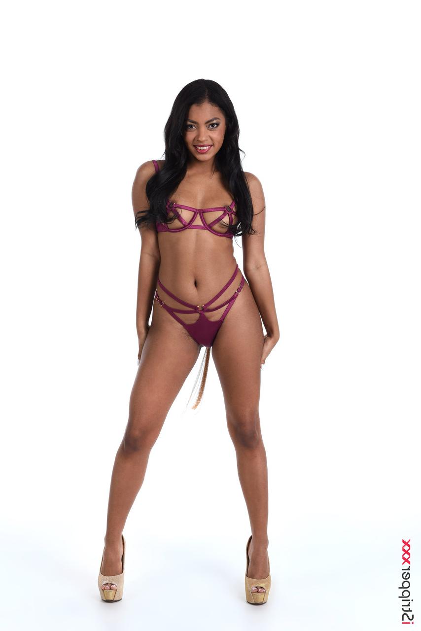15P La fille noire sexy Sofi Vega arbore un plug anal tout en jouant avec sa chatte.