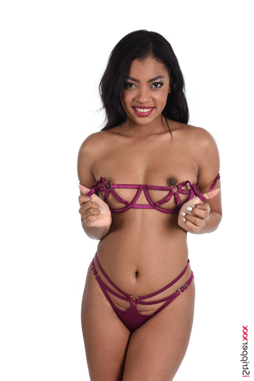 15P La fille noire sexy Sofi Vega arbore un plug anal tout en jouant avec sa chatte.