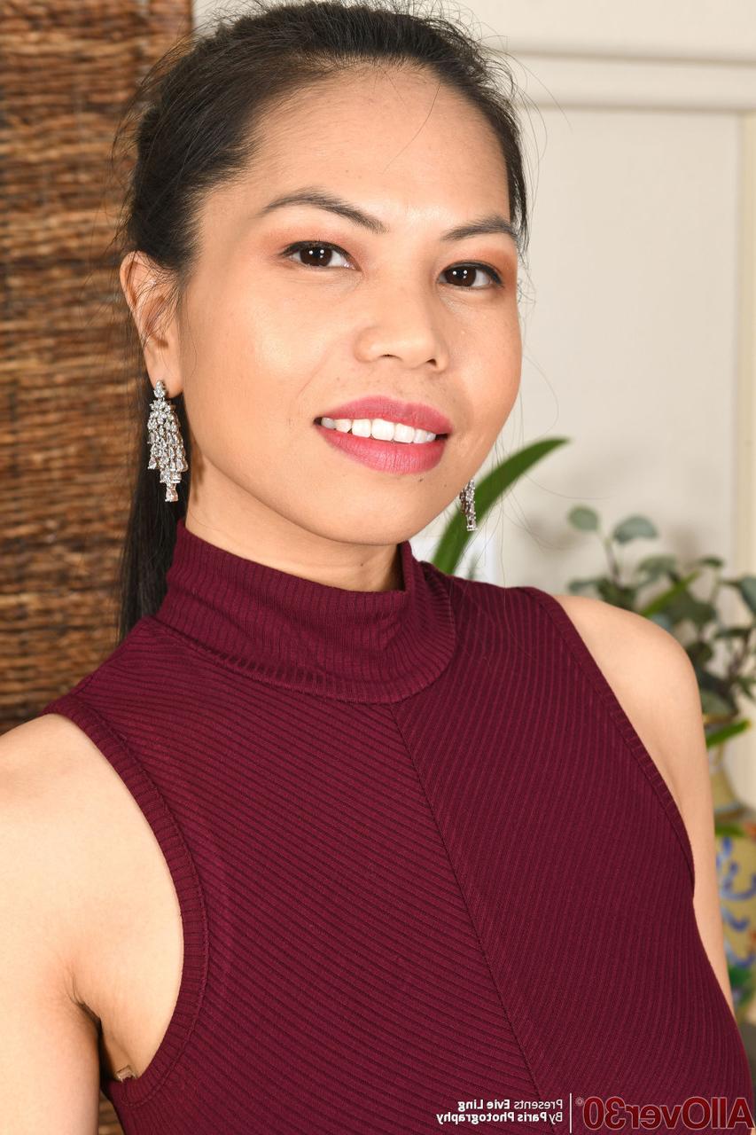 15P A asiática MILF Evie Ling brinca com sua buceta e seu cu depois de se despir
