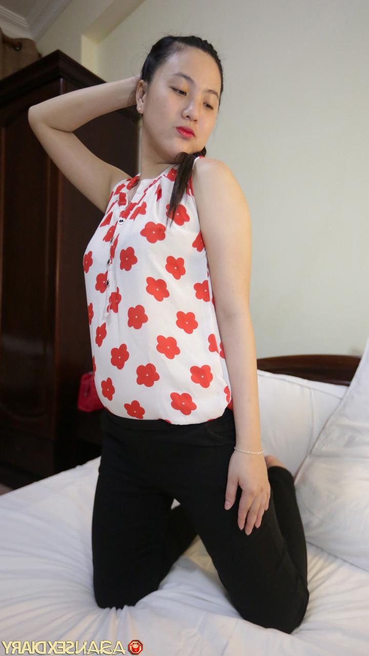 20P Petite Asian babe Quyen tira, fode e espalha sua buceta peluda