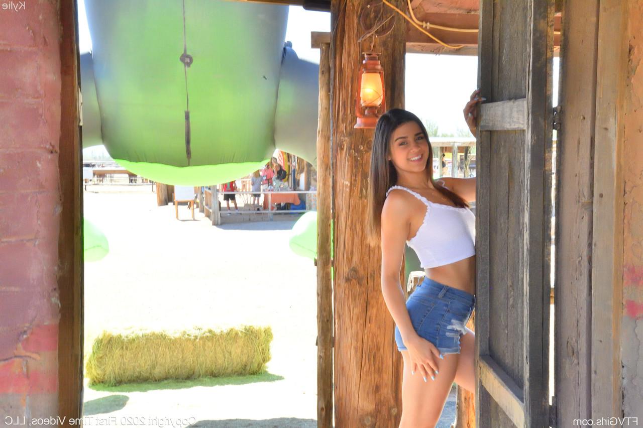 20P La belleza amateur Kylie mostrando sus pequeñas tetas y su gran culo en público