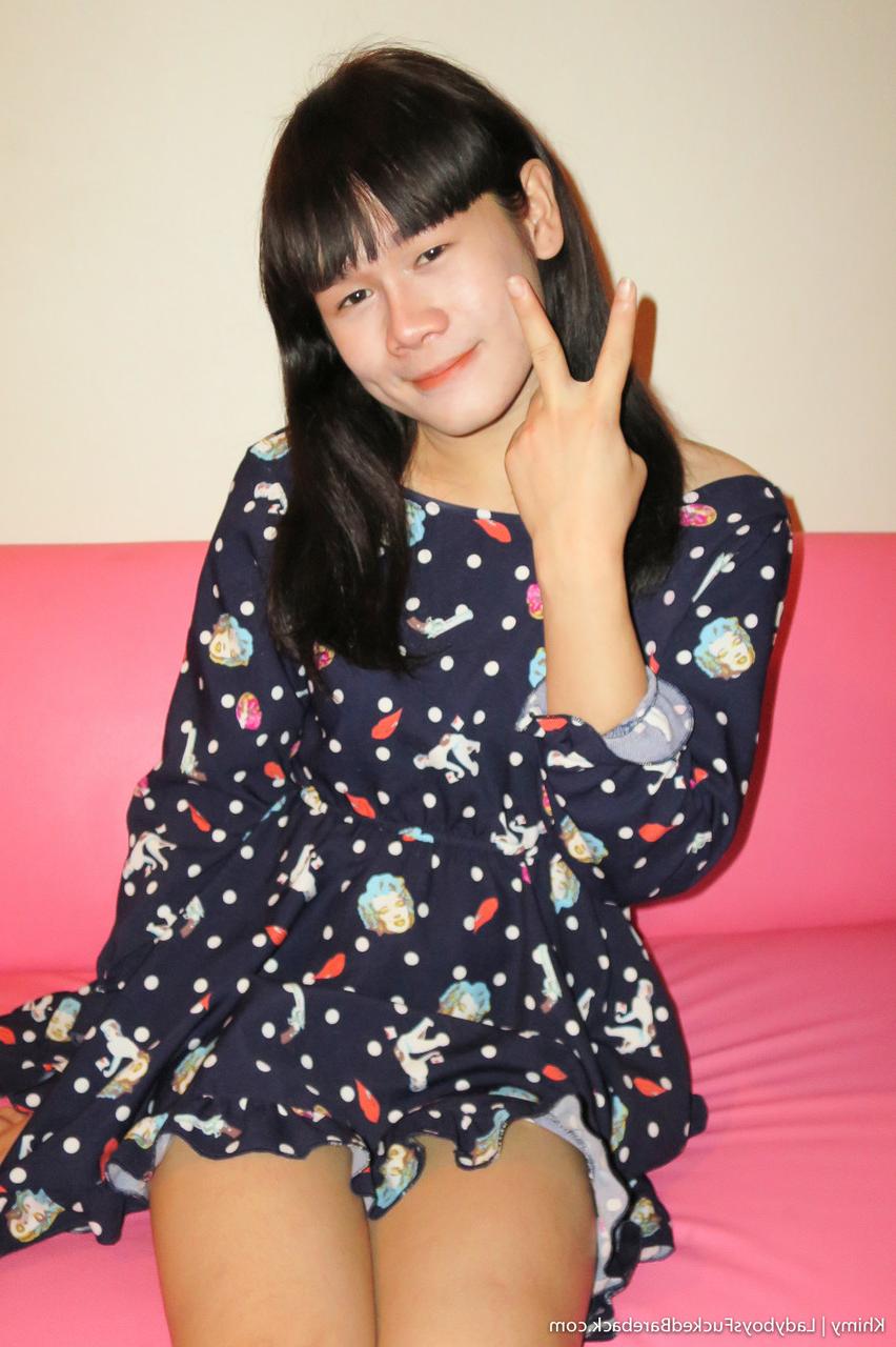 17P かわいいアジア人ニューハーフ Khimy が小さなお尻を広げて挿入し、金玉にザーメンを得る