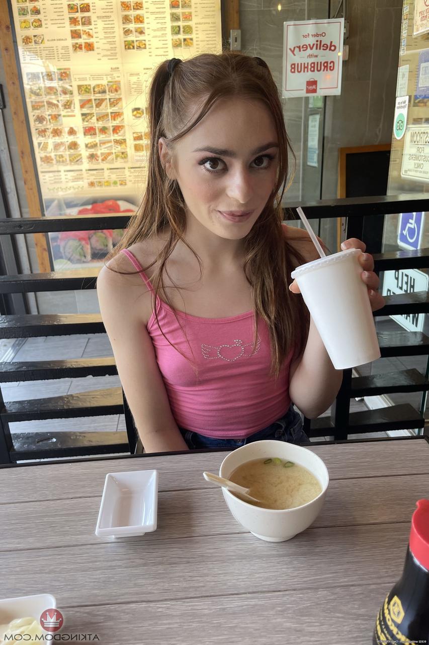 20P A pequena adolescente Reese Robbins fica de quatro e mostra sua buceta de perto