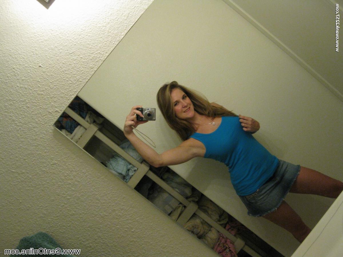 20P Linda gata amadora Willow esfrega sua buceta carnuda e mostra suas tetas