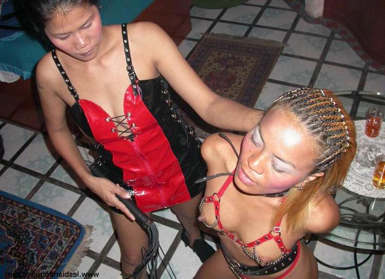15P Amantes asiáticos participan en juegos sexuales lezdom mientras un hombre mira