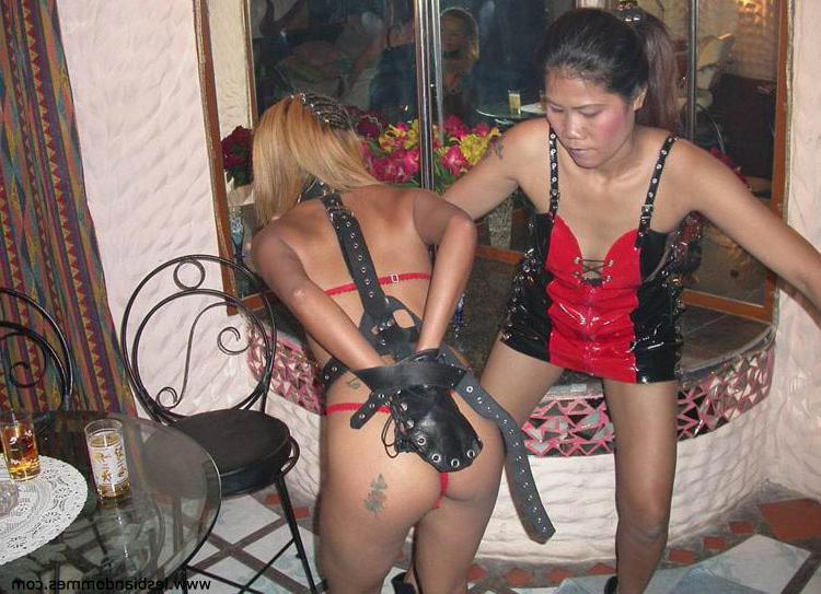 15P Amantes asiáticos participan en juegos sexuales lezdom mientras un hombre mira