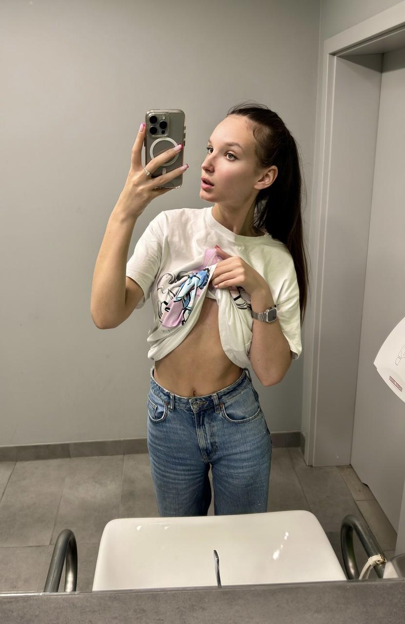 10P Une ado maigre montre ses seins juteux tout en se taquinant dans une culotte sexy.