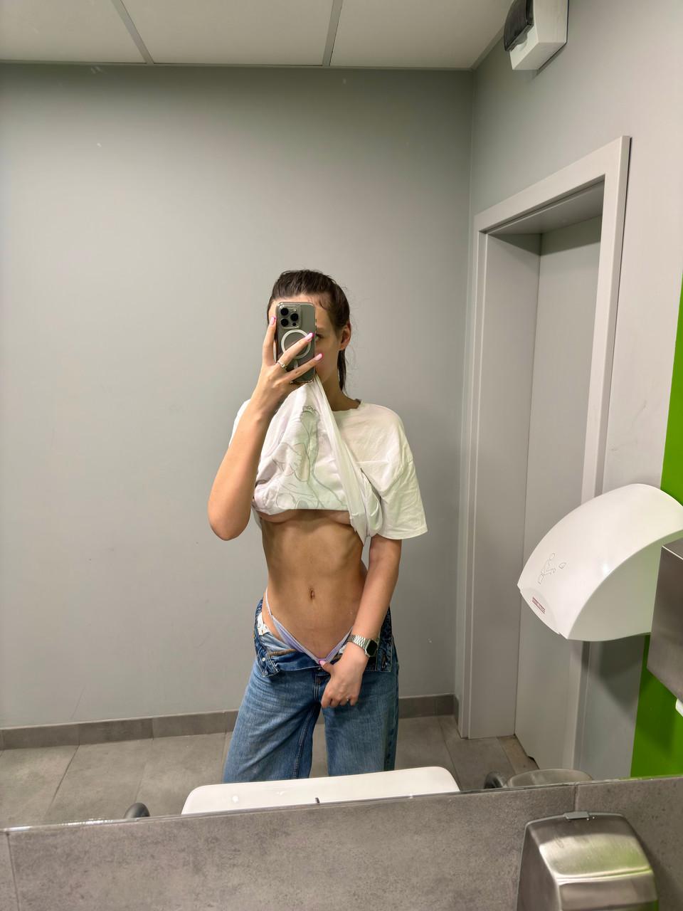 10P Une ado maigre montre ses seins juteux tout en se taquinant dans une culotte sexy.