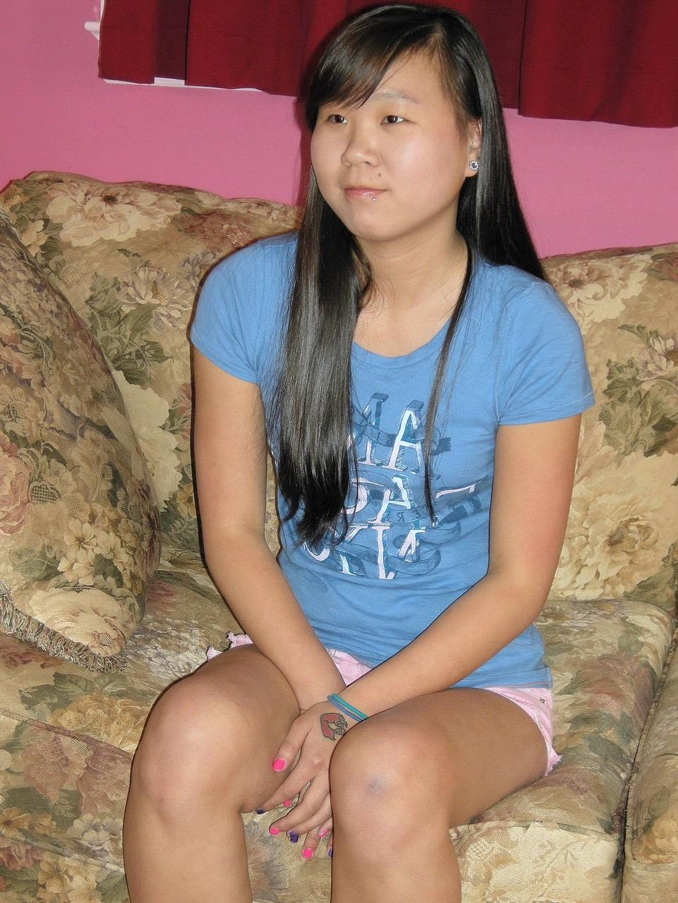 20P La sexy chinoise Jaylynn dévoile ses petits seins et sa chatte rasée.