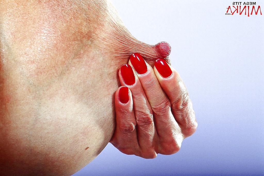 16P A mãe asiática Chesty Minka liberando peitos monstruosos antes de dedilhado anal