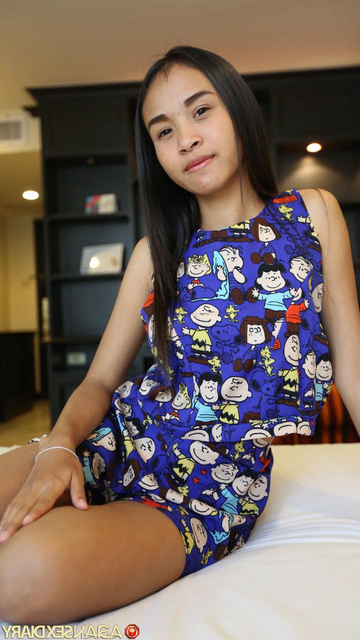 20P La jolie Filipina O enlève sa robe et sa lingerie avant de baiser une énorme bite.