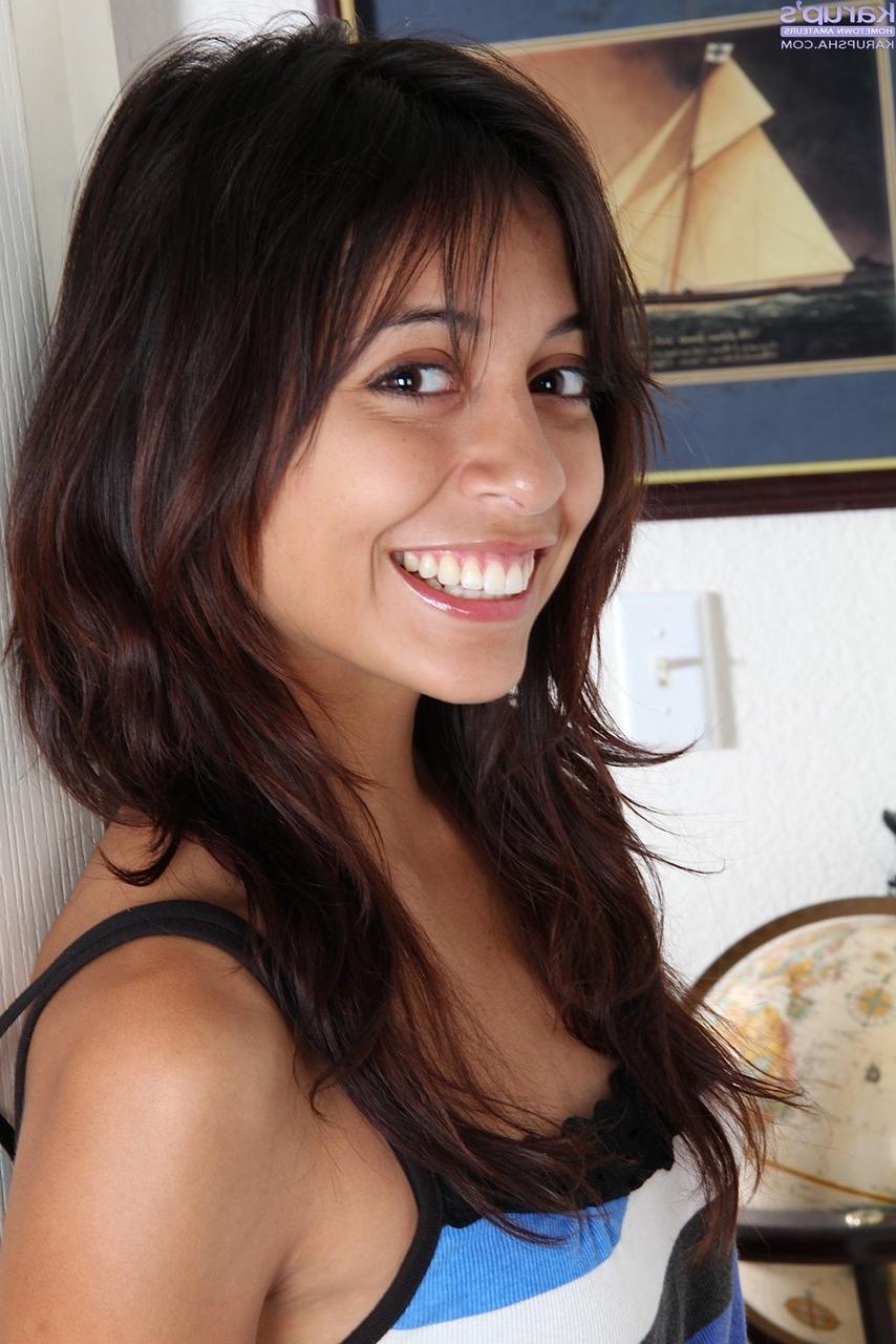 20P Der bezaubernde Teenager Rocky spreizt nach einem sexy Striptease ihre rasierte Muschi