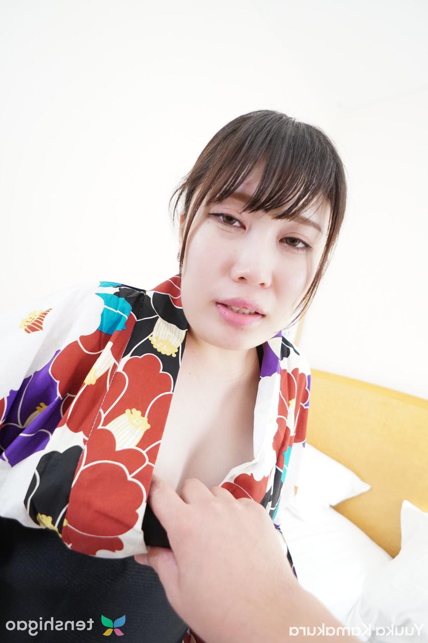 20P A adolescente japonesa gordinha Yuuka Kamakura recebe seu regalo peludo cremoso no ponto de vista