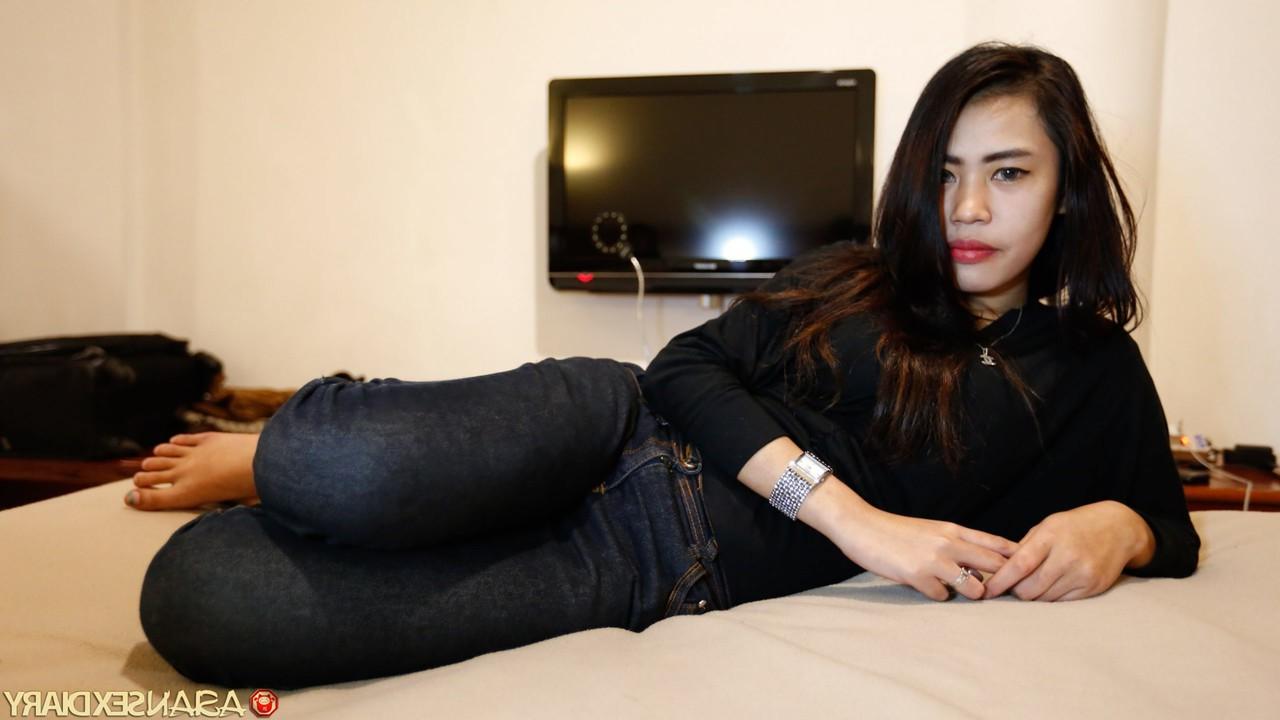 20P Vira, une amatrice aux cheveux noirs, se fait baiser la chatte poilue d'une asiatique en POV.